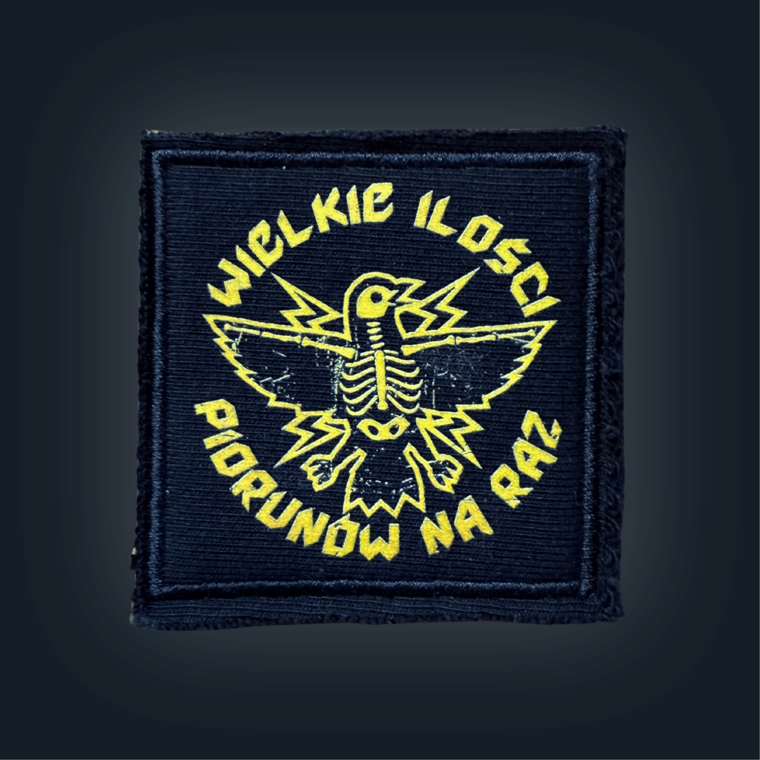 Żółta naszywka z ptakiem